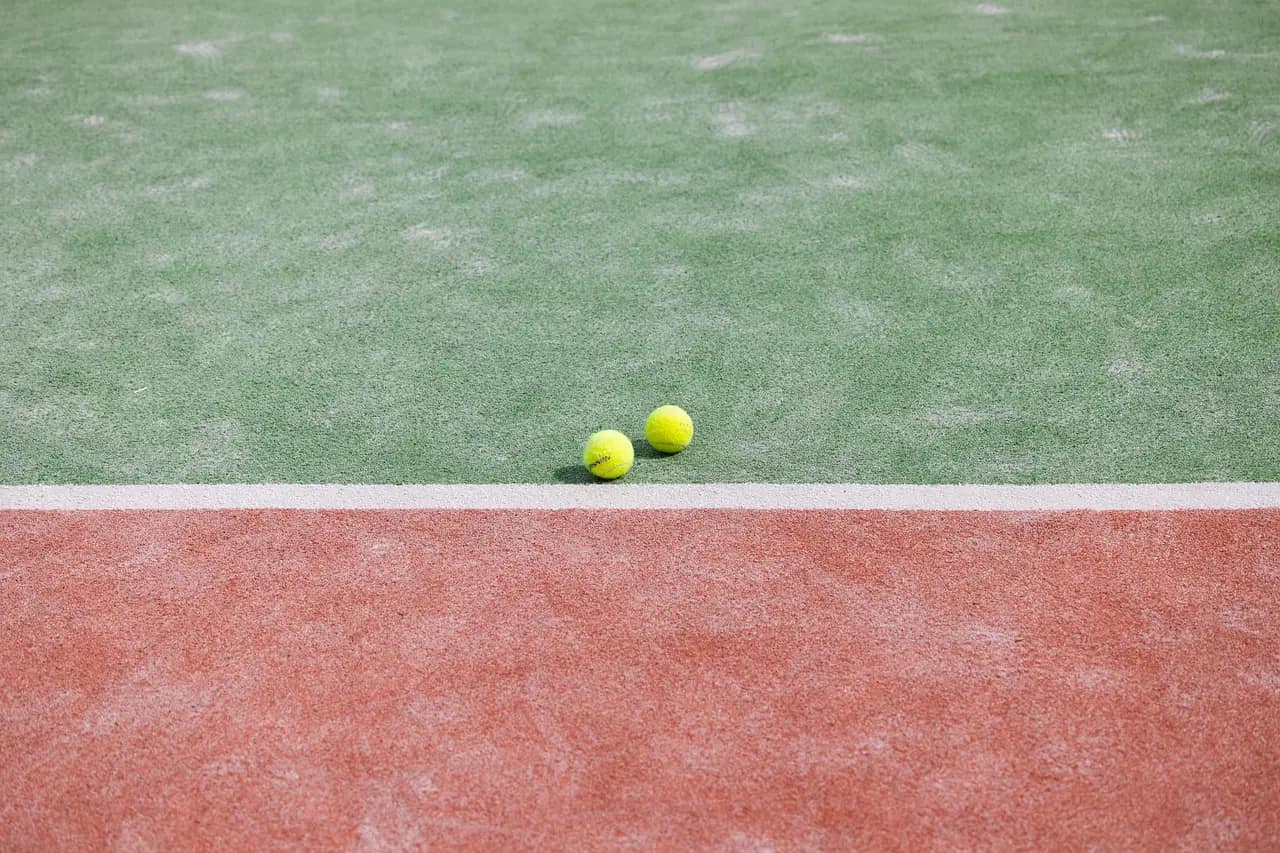 10 questions à poser avant de réserver un stage tennis / padel – Guide complet 2025