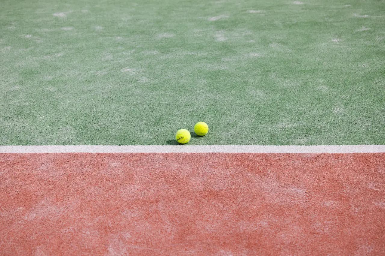 10 questions à poser avant de réserver un stage tennis / padel – Guide complet 2025