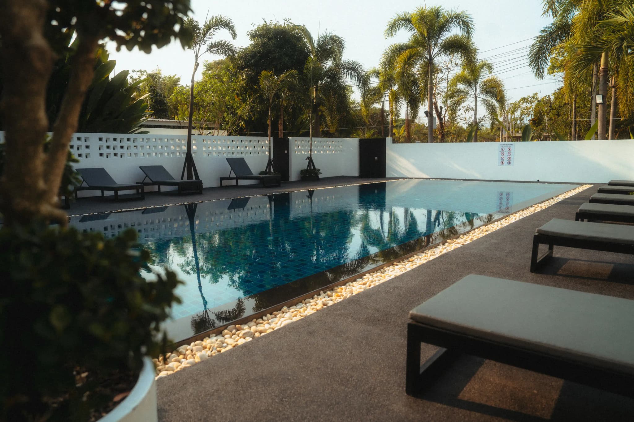 Piscine et espaces de détente pour récupérer après l’effort